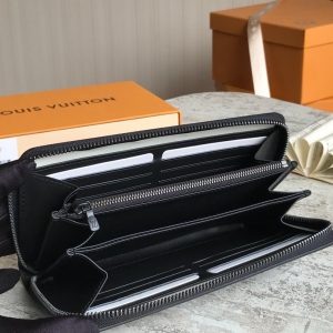 LOUIS VUITTON Wallet - Image 5