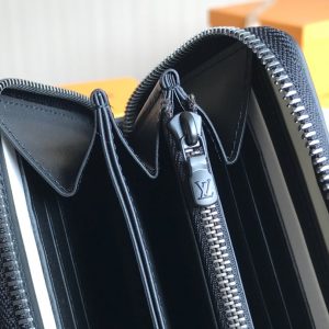 LOUIS VUITTON Wallet - Image 4