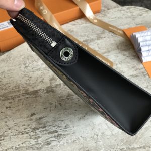 LOUIS VUITTON POCHETTE VOYAGE MM - Image 5