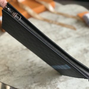 LOUIS VUITTON POCHETTE VOYAGE MM - Image 5