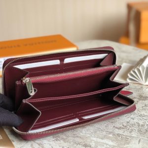 LOUIS VUITTON Zippy Wallet - Image 4