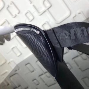 LOUIS VUITTON Bumbag Pocket - Image 4