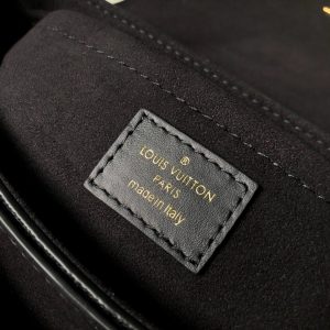 LOUIS VUITTON VERY  MESSENGER Bag - Image 3