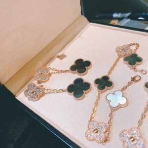 Van Cleef & Arpels Earrings - Image 8