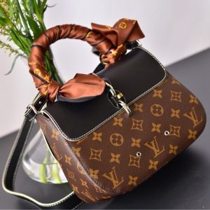 LOUIS VUITTON shoulder bag - Image 8