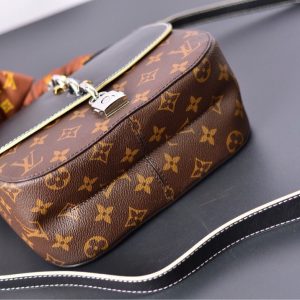 LOUIS VUITTON shoulder bag - Image 6