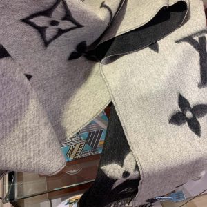Louis Vuitton Scarf - Image 6