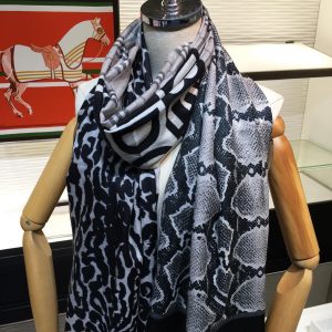 Burberry Scarf - Image 4