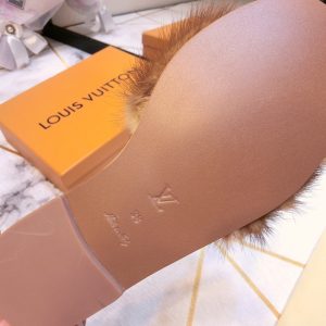 LOUIS VUITTON Mink Slippers - Image 3
