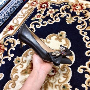 Gucci Leather Pumps with Bow - Image 5