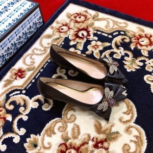 Gucci Leather Pumps with Bow - Image 3