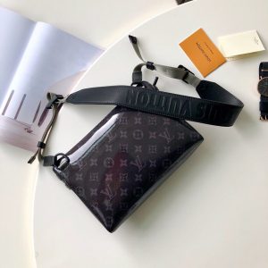 LOUIS VUITTON Messenger Bag - Image 9