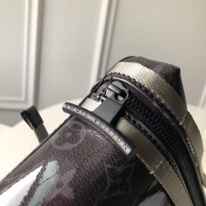 LOUIS VUITTON Messenger Bag - Image 8