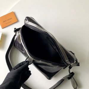 LOUIS VUITTON Messenger Bag - Image 4