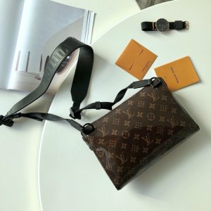 LOUIS VUITTON Messenger Bag - Image 9