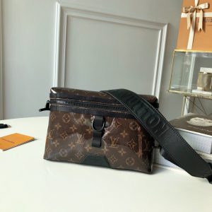 LOUIS VUITTON Messenger Bag - Image 8