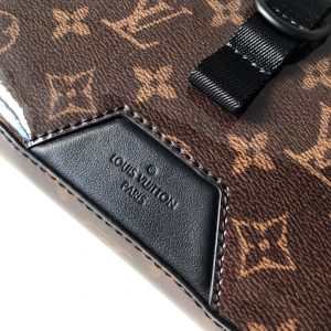 LOUIS VUITTON Messenger Bag - Image 7