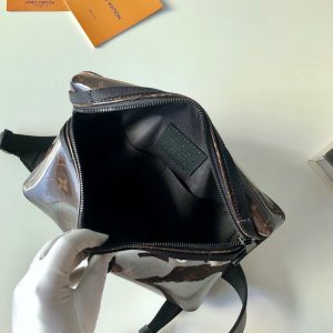 LOUIS VUITTON Messenger Bag - Image 4