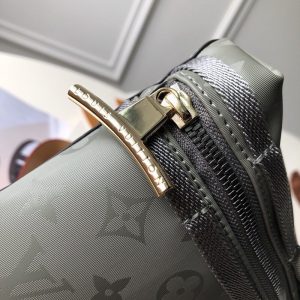 LOUIS VUITTON Messenger Bag - Image 9