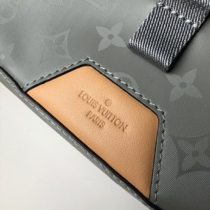 LOUIS VUITTON Messenger Bag - Image 6