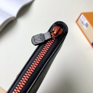 LOUIS VUITTON Wallet - Image 5