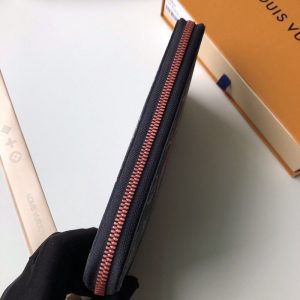 LOUIS VUITTON Wallet - Image 6