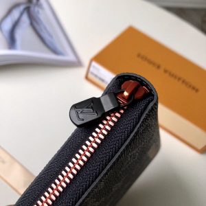 LOUIS VUITTON Wallet - Image 5