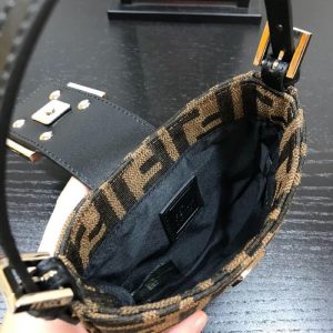 FENDI Shoulder Bags - Image 4