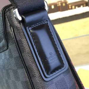 Louis Vuitton  DISTRICT - Image 5