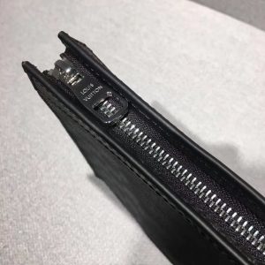 Louis Vuitton POCHETTE VOYAGE MM - Image 4