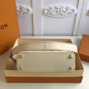 LOUIS VUITTON CAPUCINES - Image 4