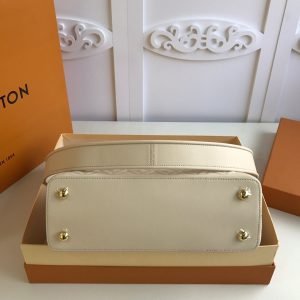 LOUIS VUITTON CAPUCINES - Image 4