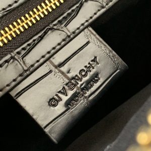 Givenchy Antigona Bag Medium - Image 3