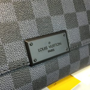 LOUIS VUITTON DISTRICT PM - Image 6