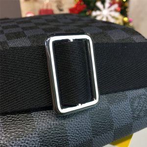 LOUIS VUITTON DISTRICT PM - Image 7