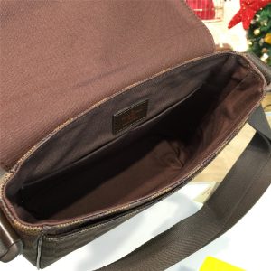 LOUIS VUITTON DISTRICT PM - Image 9