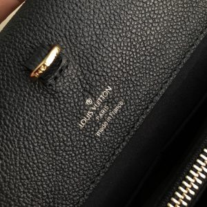 LOUIS VUITTON Handbag - Image 6