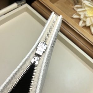 Louis Vuitton TOILETRY POUCH 26 - Image 4